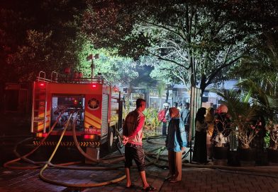 Ruang Kepala dan TU MTsN 1 Kota Kediri Terbakar. Gus Qowim : Proses belajar mengajar tidak terganggu. Ruang Kepala dan TU MTsN 1 Kota Kediri Terbakar. Gus Qowim : Proses belajar mengajar tidak terganggu.