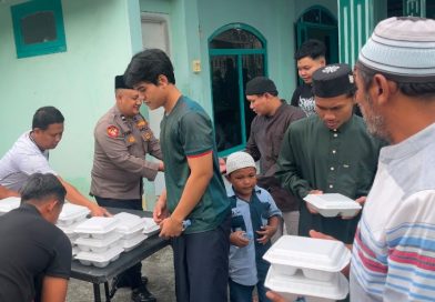 Polsek Pare Gelar Jumat Berkah. Polsek Pare Gelar Jumat Berkah.