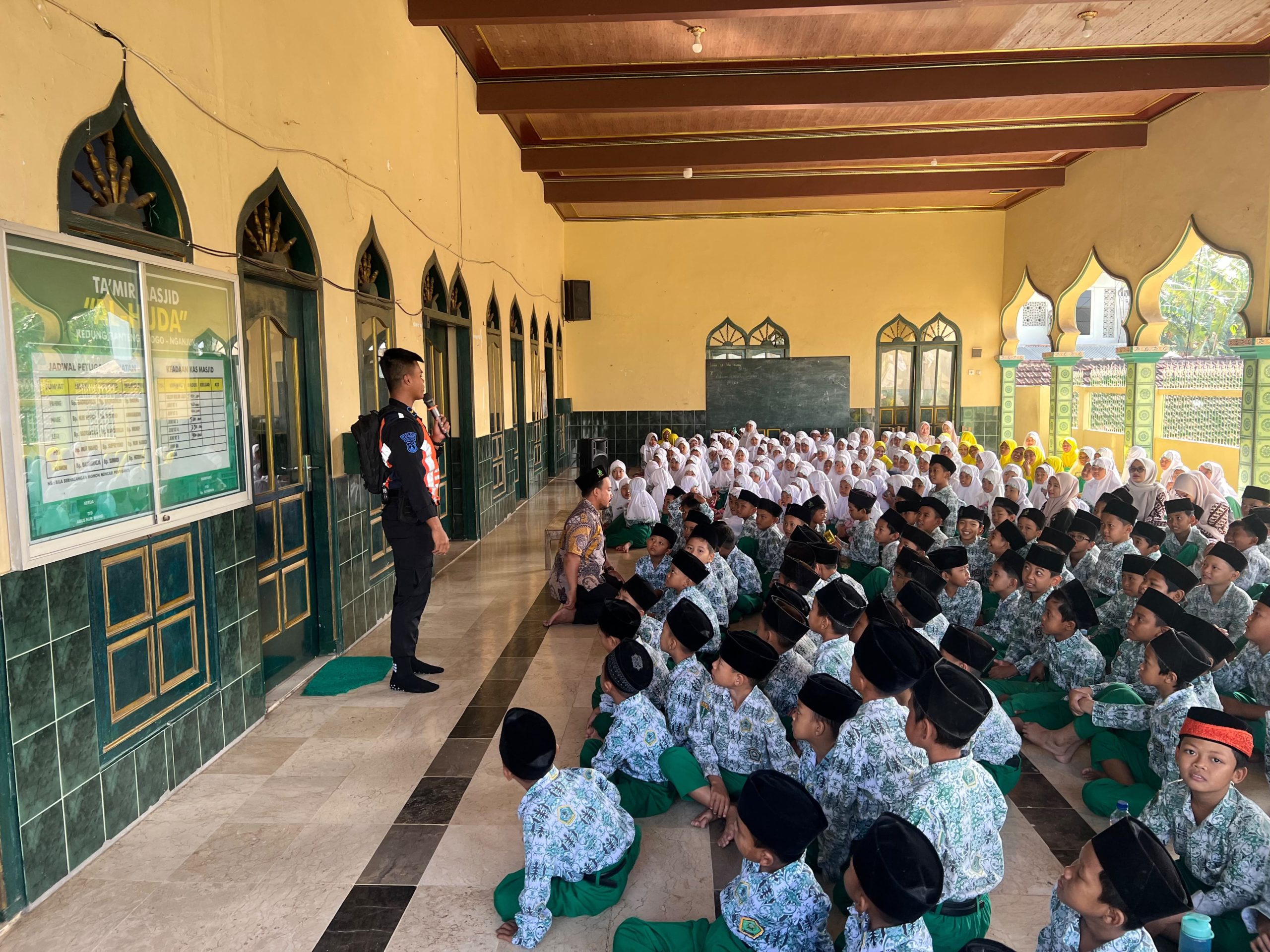 Tanamkan Disiplin Keselamatan Kereta Api Sejak Dini, KAI Daop 7 Madiun Gelar Sosialisasi dan Penyaluran Bantuan TJSL di MI Al Huda Bogo Nganjuk