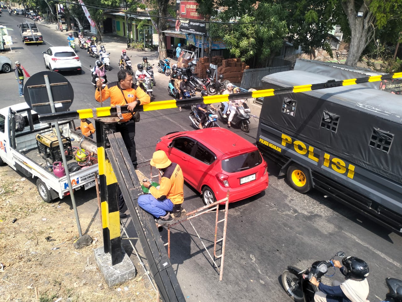 Portal Jembatan Kembali Ditabrak Kendaraan, KAI Tegaskan Pentingnya Disiplin Mematuhi Batas Ketinggian Demi Keselamatan Perjalanan Kereta Api”