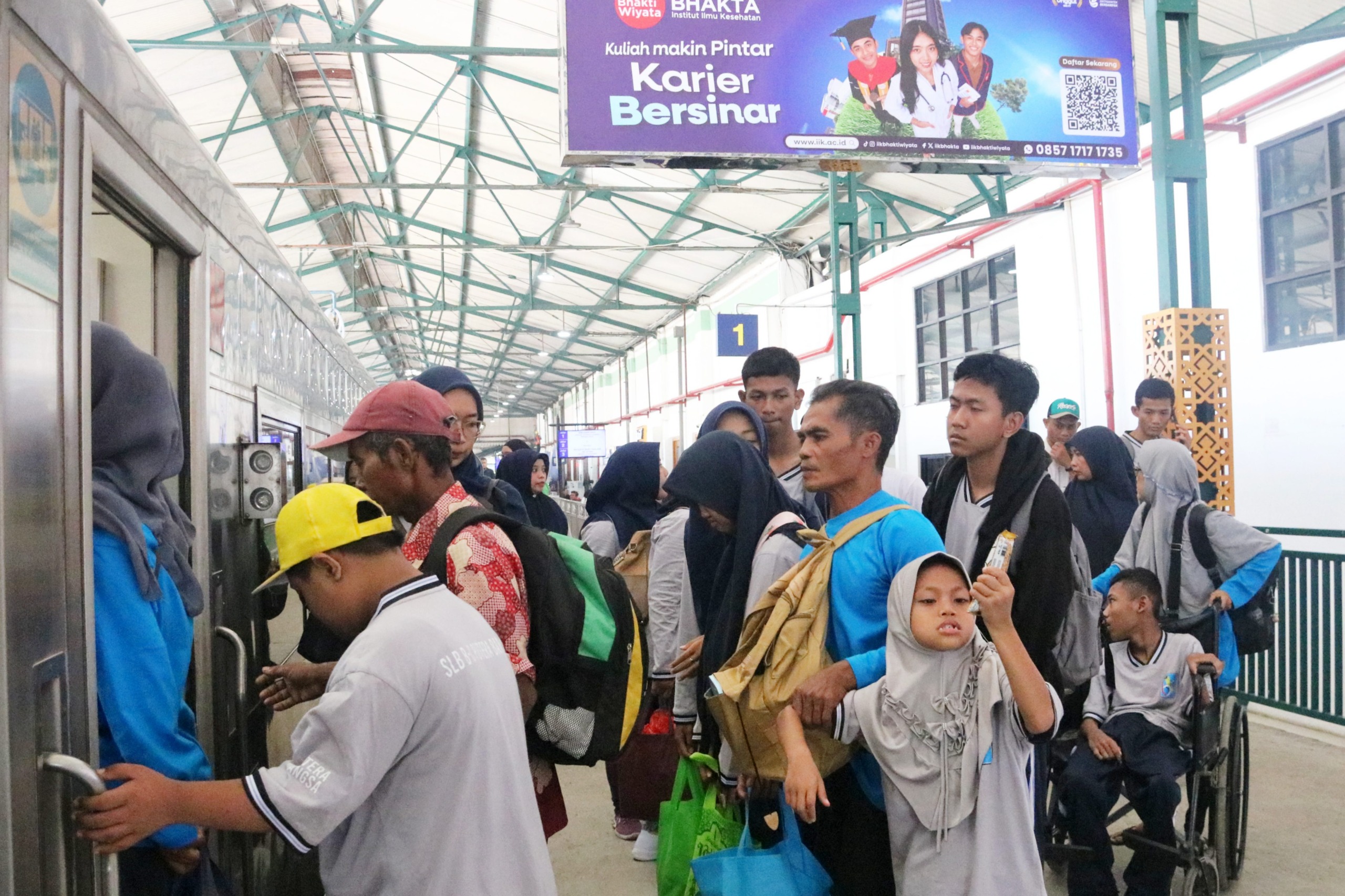 KAI Daop 7 Madiun Gelar Eduspoor, Kenalkan Dunia Perkeretaapian dan Edukasi Keselamatan kepada Peserta Didik SLB B-C Putera Bangsa