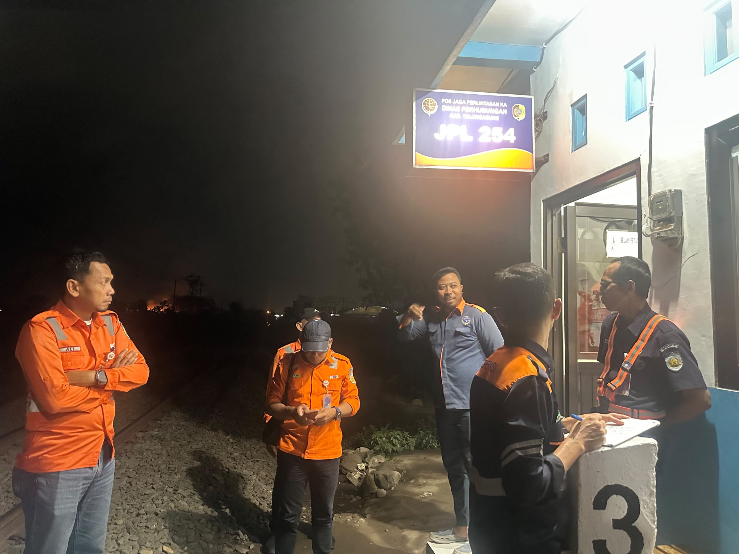 Tegaskan Komitmen Keselamatan Perjalanan KA, Manajemen KAI Daop 7 Madiun Intensifkan Inspeksi Malam Perlintasan Sebidang (JPL)