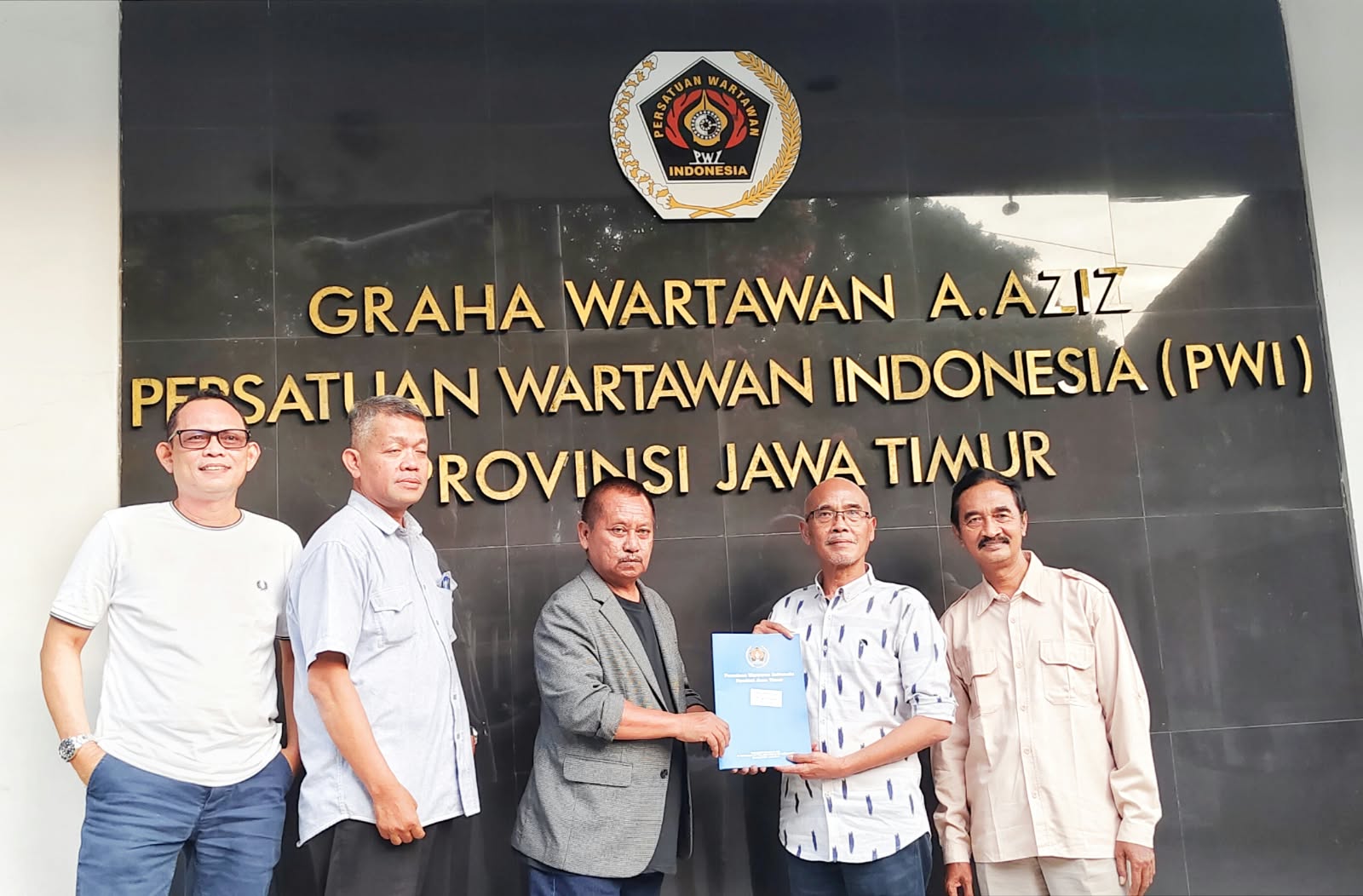 Lutfil Hakim dan Dwi Eko Lokononto Ambil Formulir Bakal Calon Ketua PWI Jatim dan Ketua DKP Periode 2026–2031